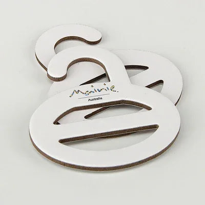 Cintres rigides blancs adaptés aux besoins du client d'écharpe de carton pour le placard