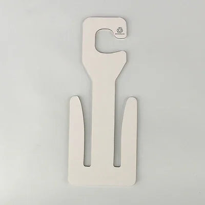 La finition de Matt de livre blanc a découpé de longs cintres de carton pour la sandale