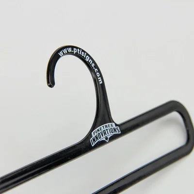 Cintres en plastique noir pour écharpe avec logo personnalisé, W17.5cmxH8.5cm