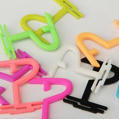 Petits crochets de cintres en plastique biodégradables noirs et blancs, conception personnalisée