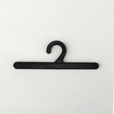 Cintres en plastique d'écharpe de couleur adaptés aux besoins du client par adulte d'ODM avec le crochet