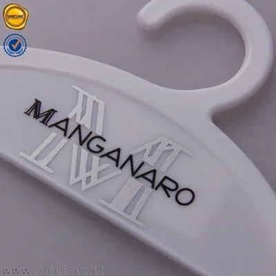 Cintres en plastique épais d'écharpe de glissement de 2mm pour le placard